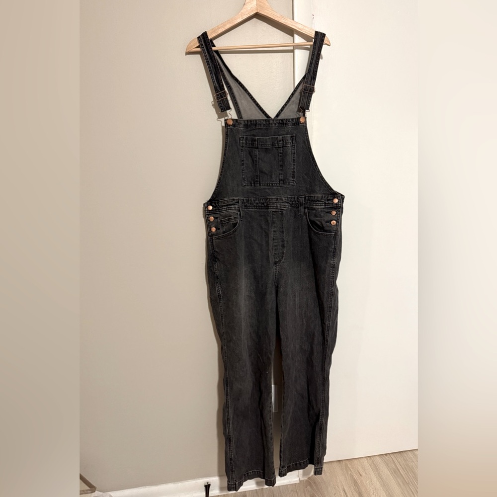 ⭐️black denim overalls!
